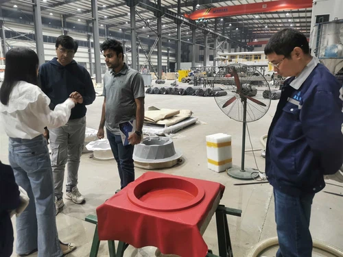 Customers visit the factory Customers visit the factory